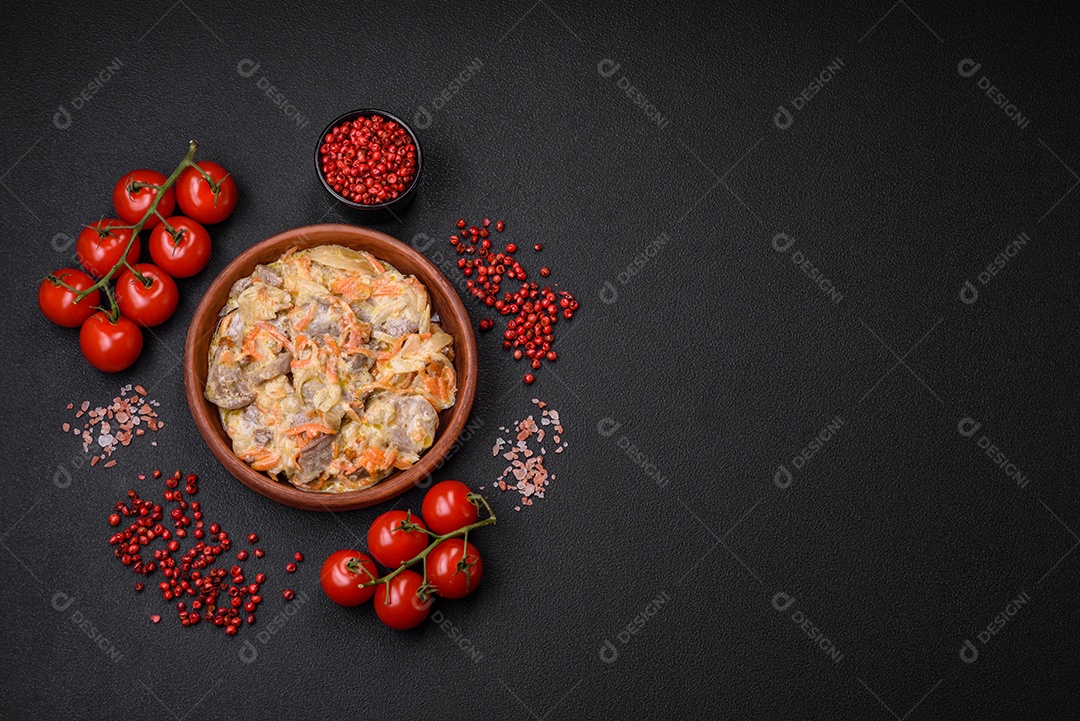 Deliciosa língua de carne cozida ou de porco cortada com cenouras, cebolas, creme de leite e especiarias num prato cerâmico