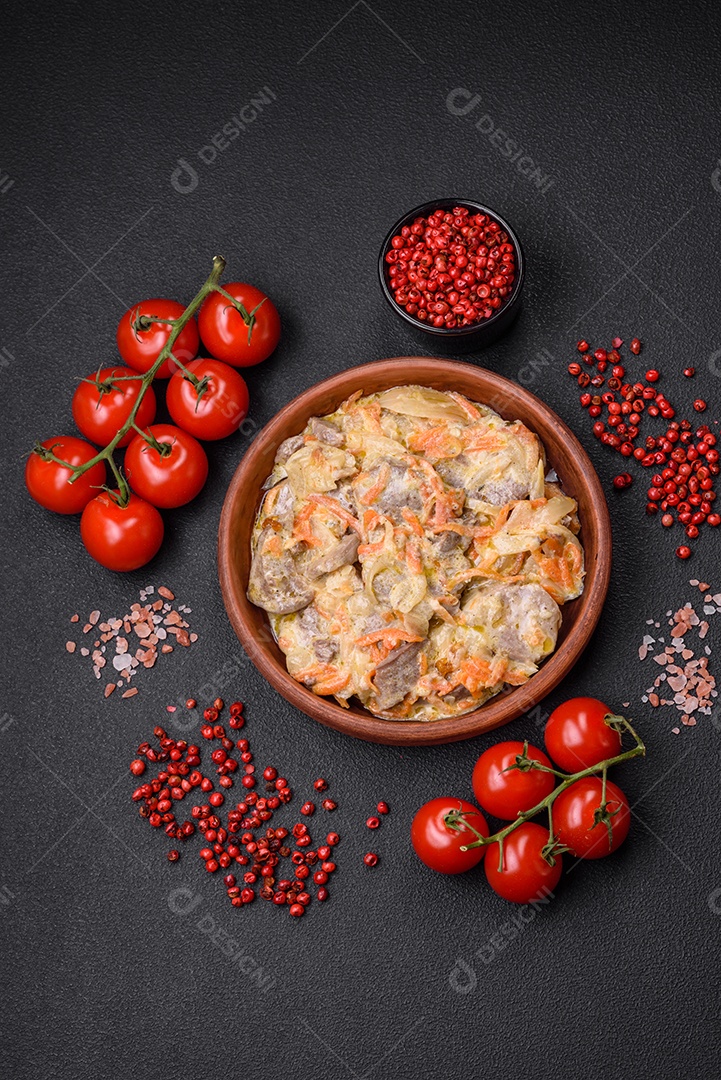 Deliciosa língua de carne cozida ou de porco cortada com cenouras, cebolas, creme de leite e especiarias num prato cerâmico