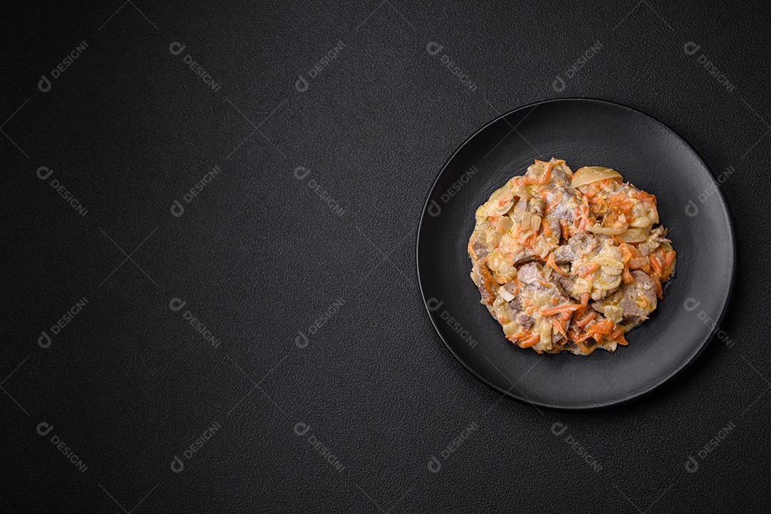 Deliciosa língua de carne cozida ou de porco cortada com cenouras, cebolas, creme de leite e especiarias num prato cerâmico