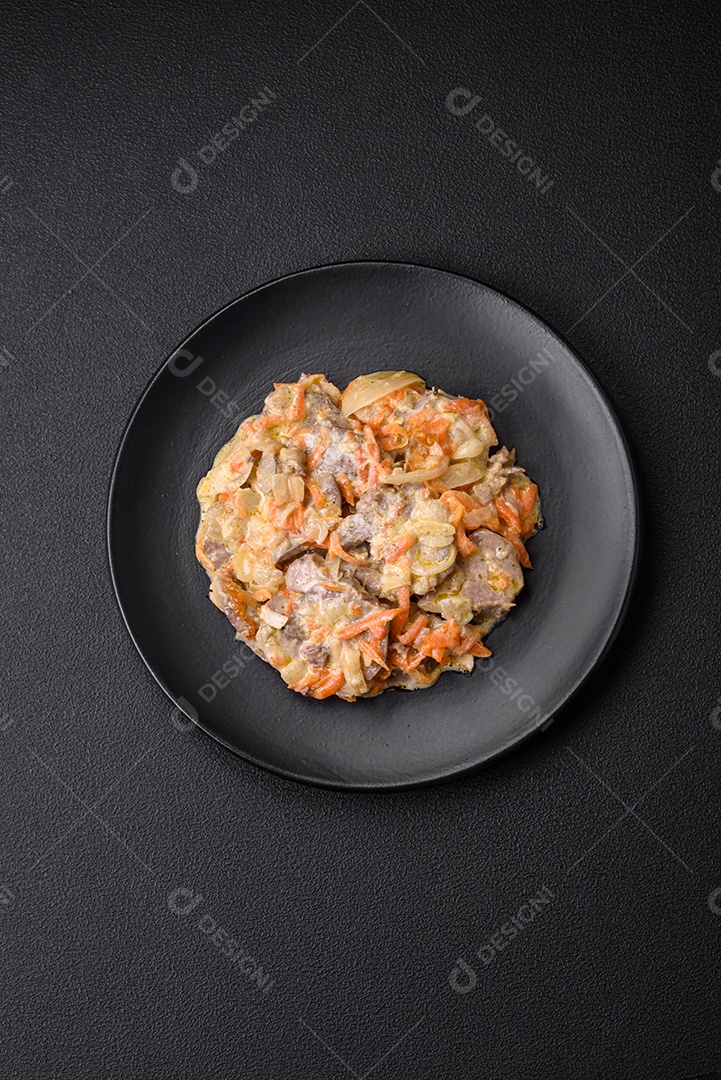 Deliciosa língua de carne cozida ou de porco cortada com cenouras, cebolas, creme de leite e especiarias num prato cerâmico