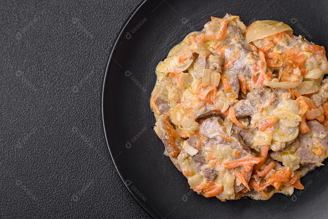 Deliciosa língua de carne cozida ou de porco cortada com cenouras, cebolas, creme de leite e especiarias num prato cerâmico