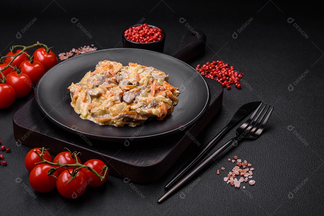 Deliciosa língua de carne cozida ou de porco cortada com cenouras, cebolas, creme de leite e especiarias num prato cerâmico