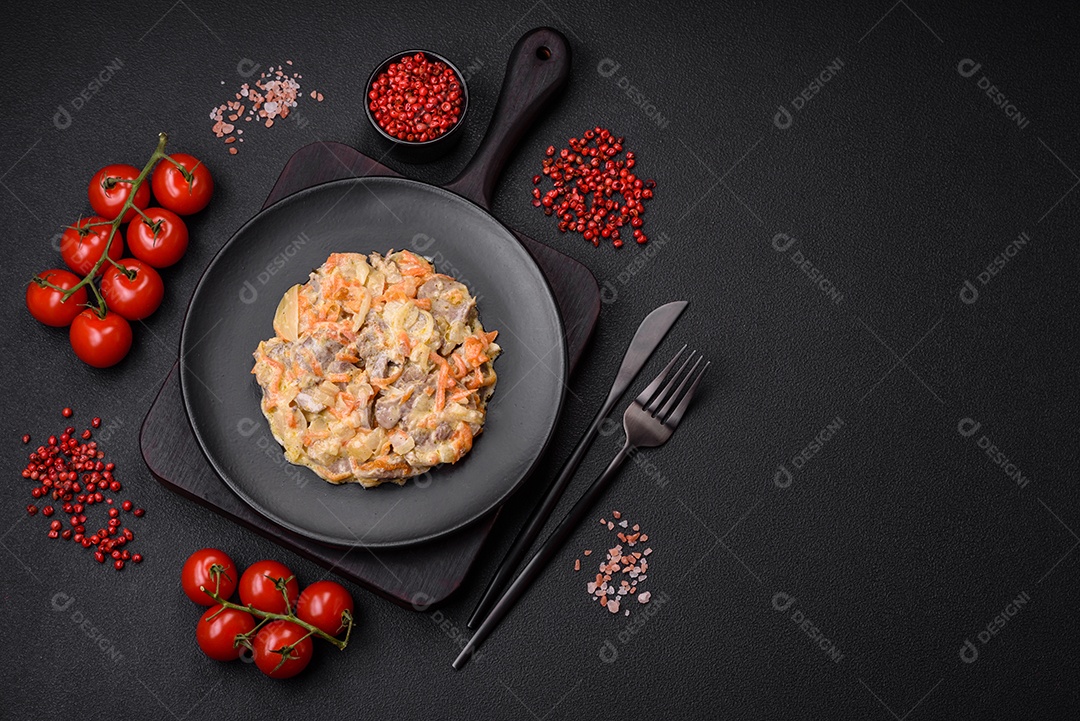 Deliciosa língua de carne cozida ou de porco cortada com cenouras, cebolas, creme de leite e especiarias num prato cerâmico