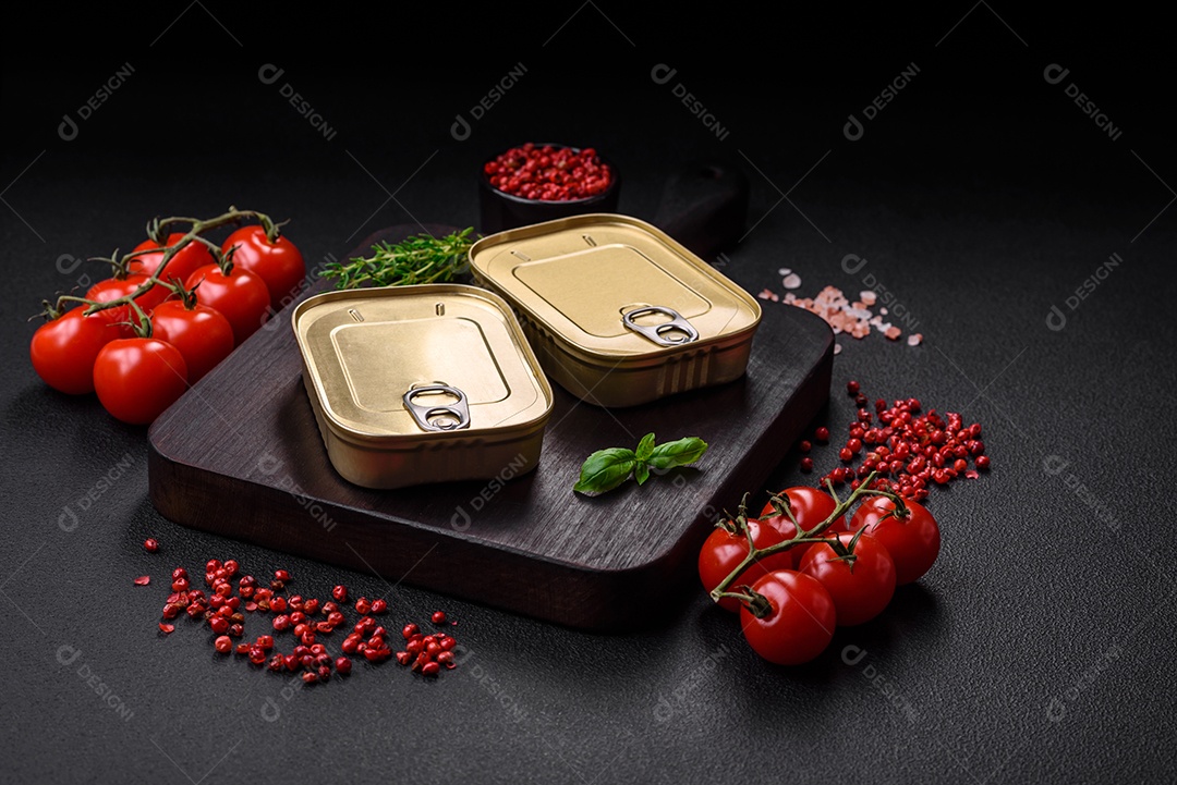 Lata retangular de estanho ou alumínio de alimentos enlatados com uma chave sobre um fundo escuro de concreto