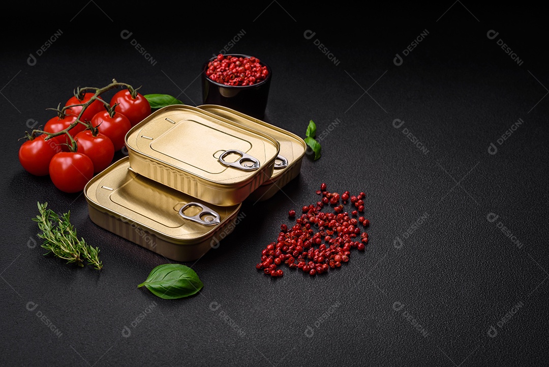 Lata retangular de estanho ou alumínio de alimentos enlatados com uma chave sobre um fundo escuro de concreto