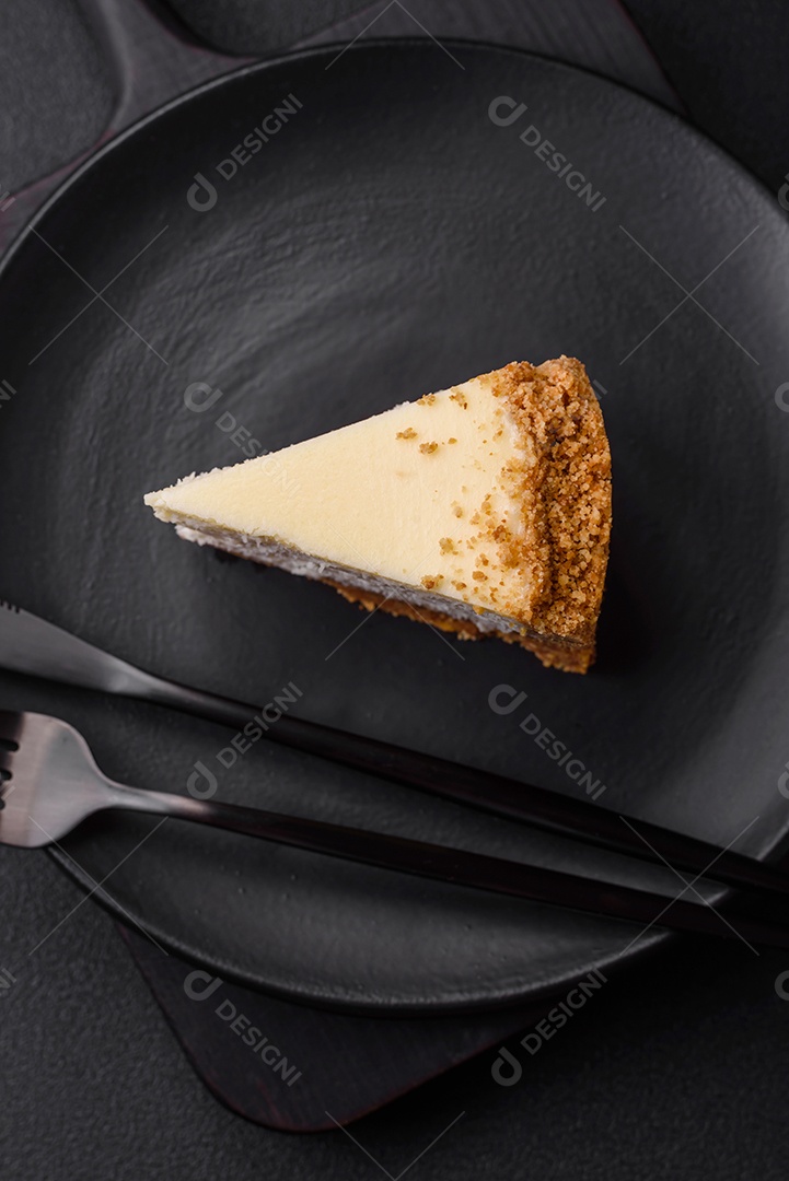 Delicioso bolo de cheesecake doce em fundo de concreto texturizado. Deliciosa sobremesa de café da manhã