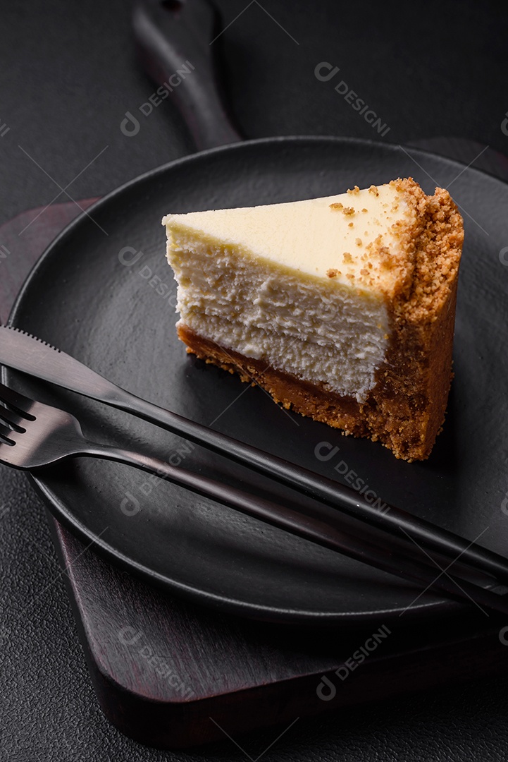 Delicioso bolo de cheesecake doce em fundo de concreto texturizado. Deliciosa sobremesa de café da manhã