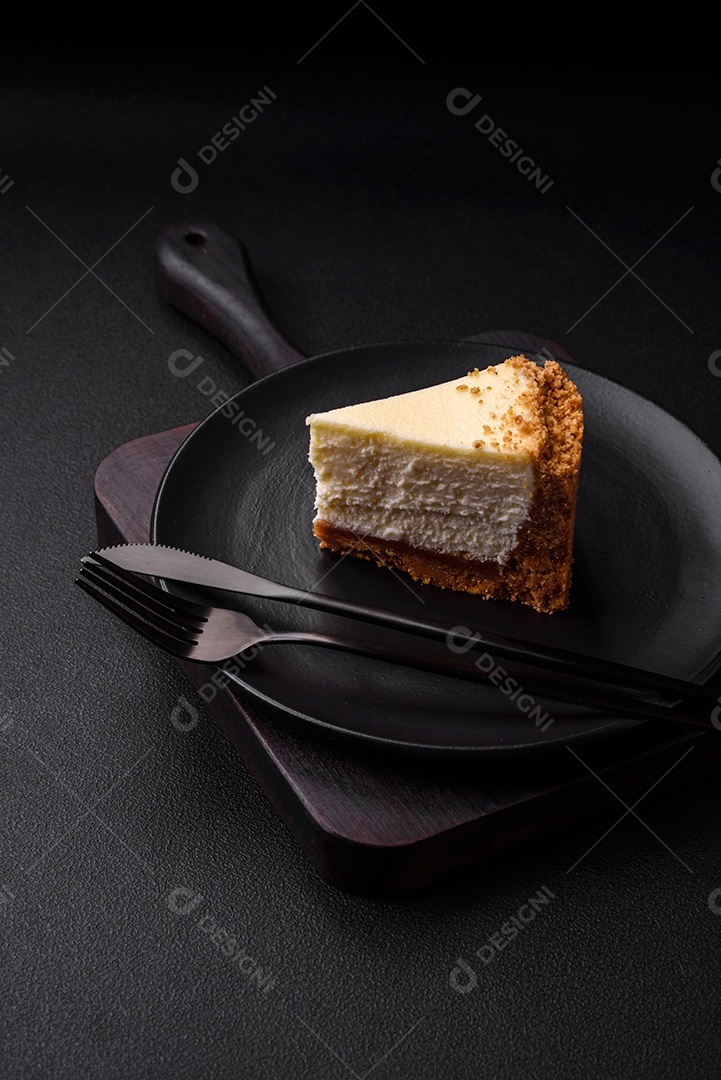 Delicioso bolo de cheesecake doce em fundo de concreto texturizado. Deliciosa sobremesa de café da manhã