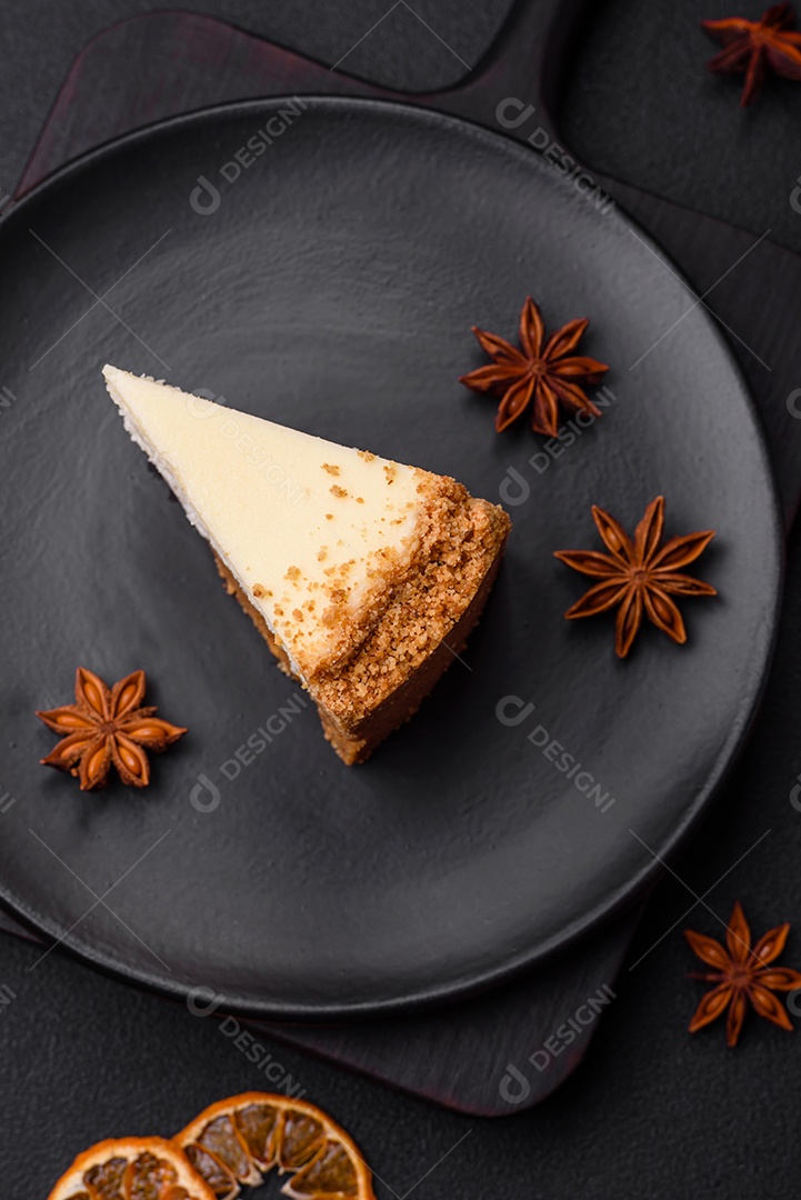 Delicioso bolo de cheesecake doce em fundo de concreto texturizado. Deliciosa sobremesa de café da manhã