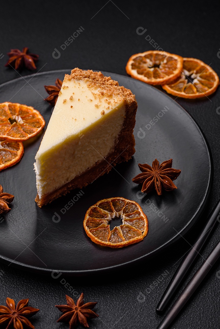 Delicioso bolo de cheesecake doce em fundo de concreto texturizado. Deliciosa sobremesa de café da manhã