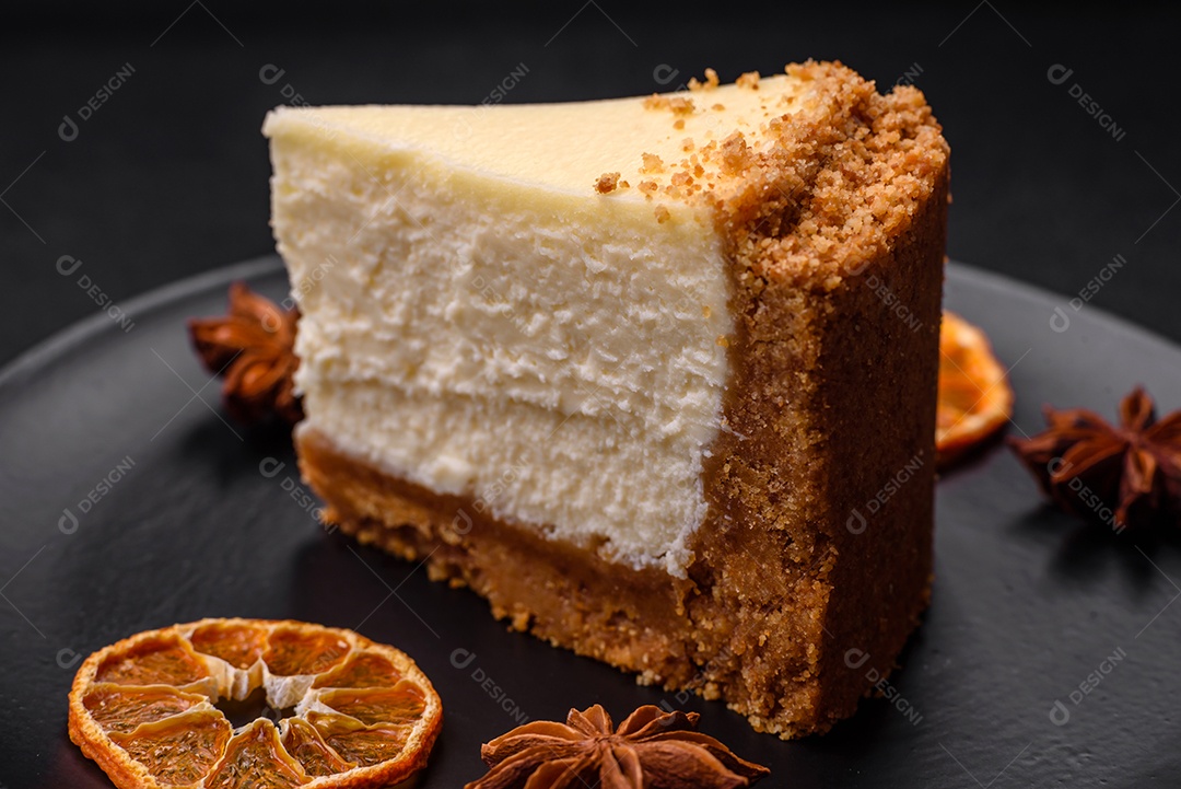 Delicioso bolo de cheesecake doce em fundo de concreto texturizado. Deliciosa sobremesa de café da manhã