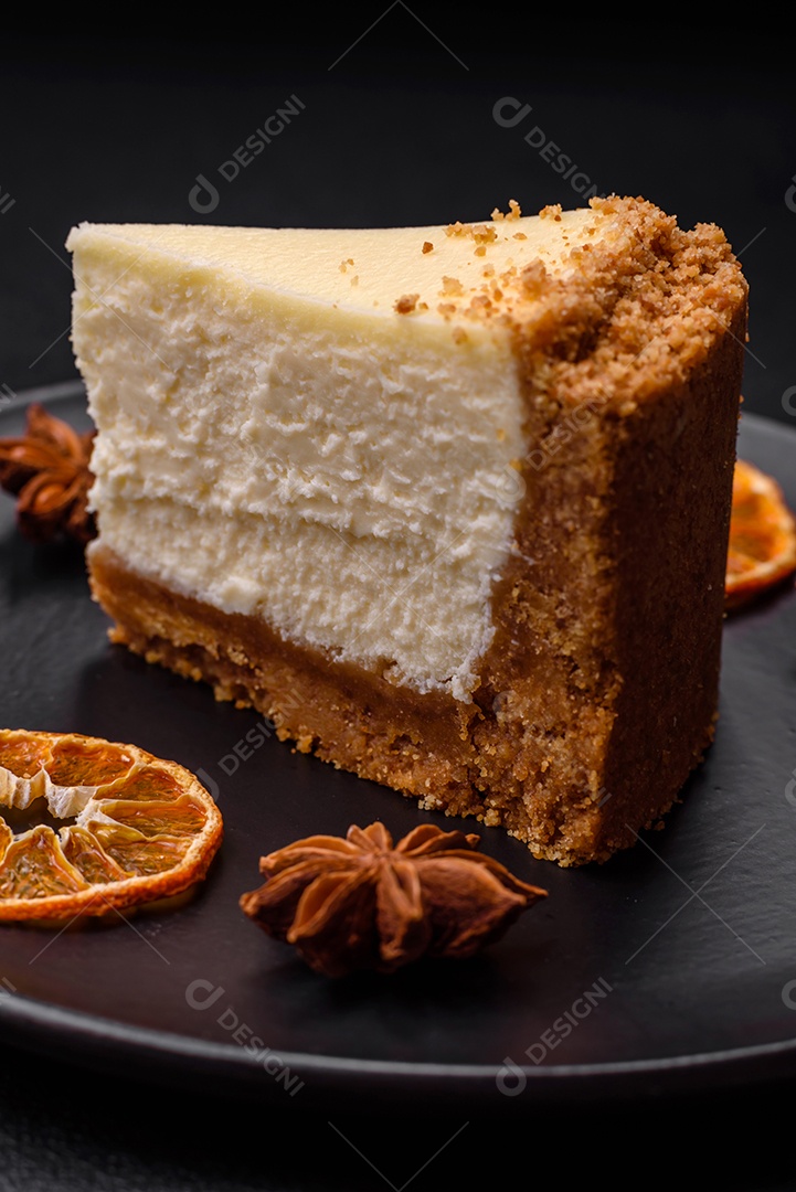 Delicioso bolo de cheesecake doce em fundo de concreto texturizado. Deliciosa sobremesa de café da manhã