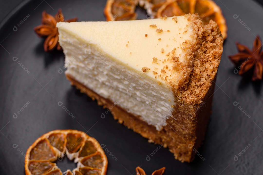 Delicioso bolo de cheesecake doce em fundo de concreto texturizado. Deliciosa sobremesa de café da manhã