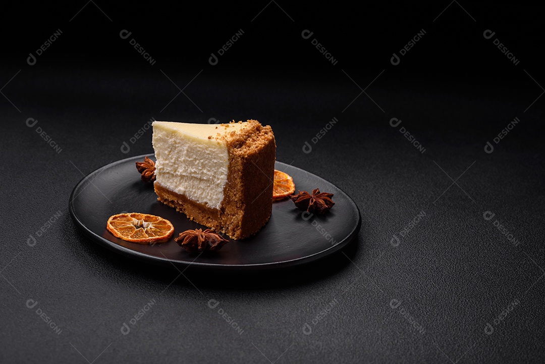 Delicioso bolo de cheesecake doce em fundo de concreto texturizado. Deliciosa sobremesa de café da manhã