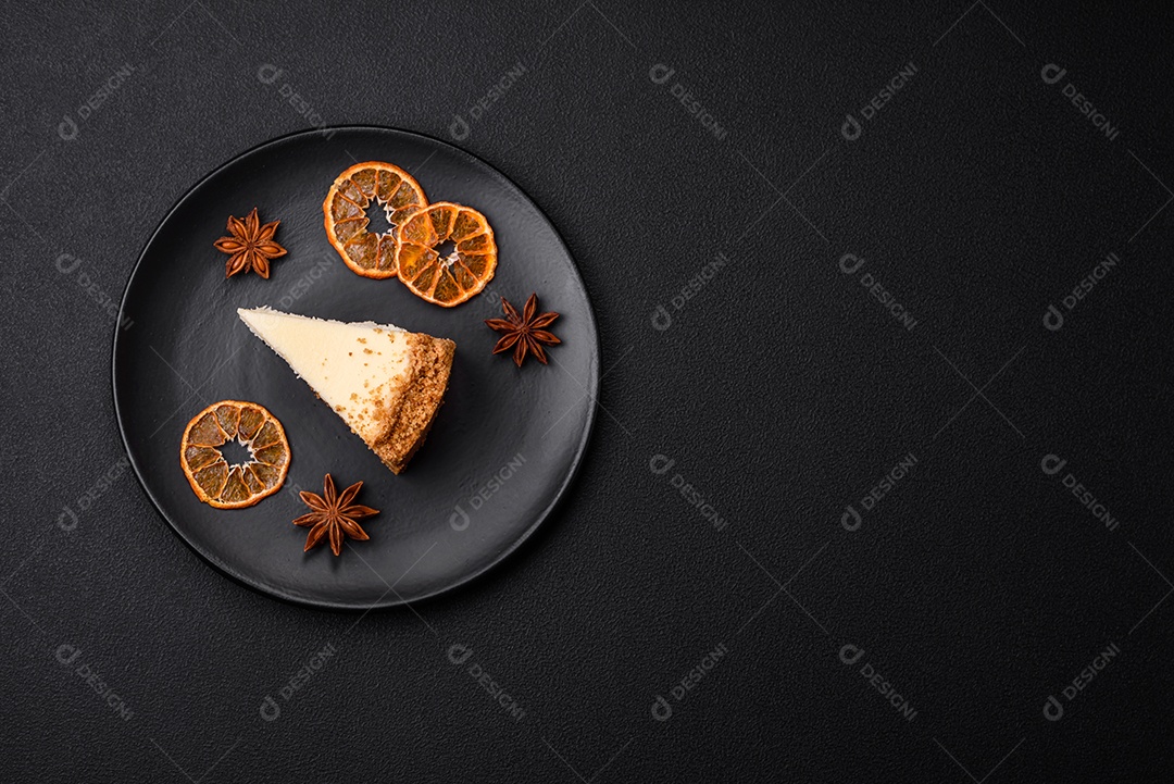 Delicioso bolo de cheesecake doce em fundo de concreto texturizado. Deliciosa sobremesa de café da manhã