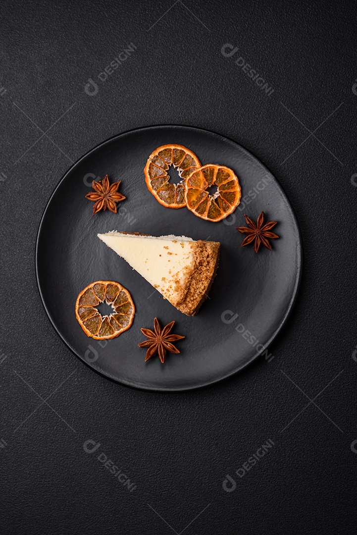 Delicioso bolo de cheesecake doce em fundo de concreto texturizado. Deliciosa sobremesa de café da manhã