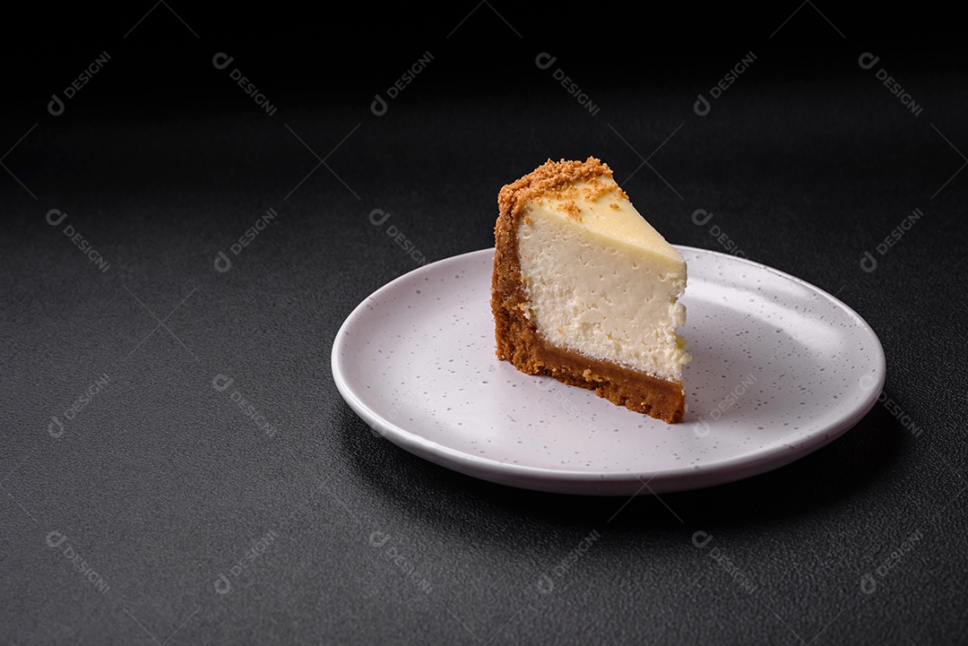 Delicioso bolo de cheesecake doce em fundo de concreto texturizado. Deliciosa sobremesa de café da manhã
