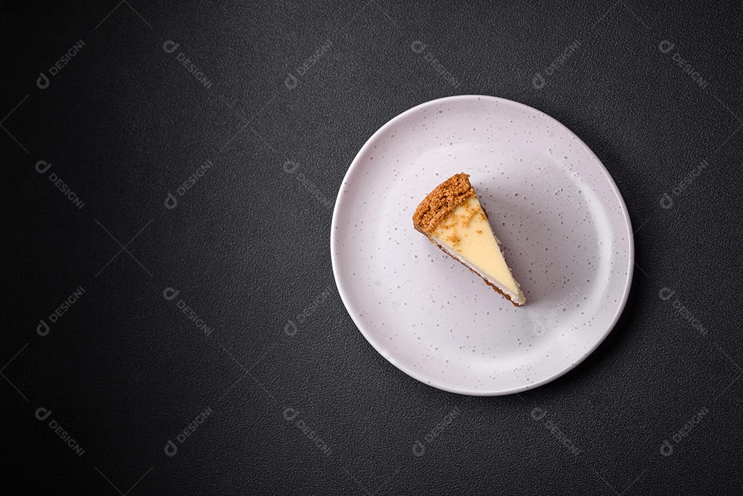 Delicioso bolo de cheesecake doce em fundo de concreto texturizado. Deliciosa sobremesa de café da manhã