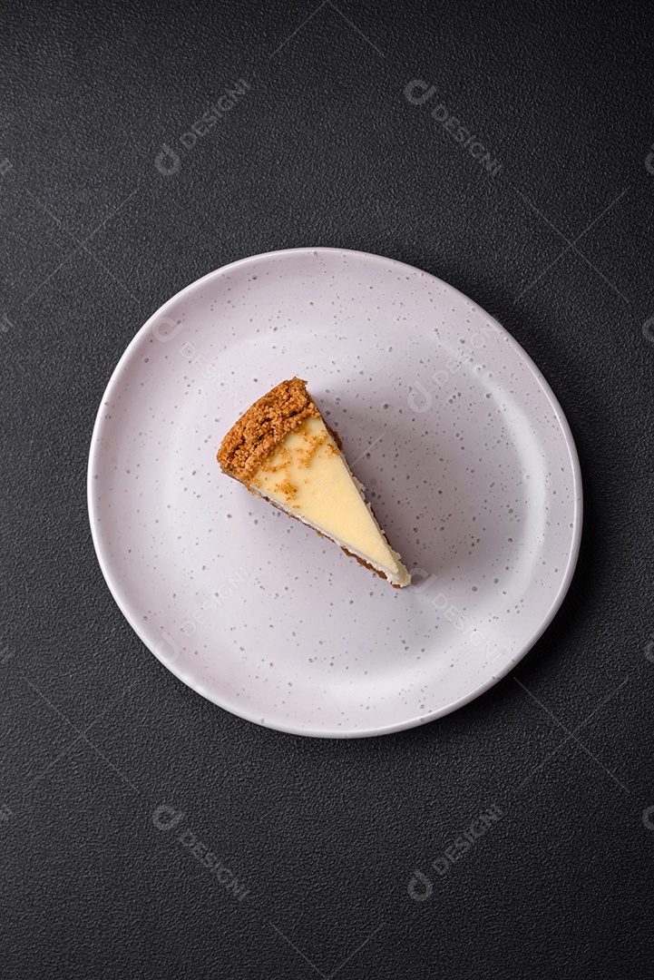 Delicioso bolo de cheesecake doce em fundo de concreto texturizado. Deliciosa sobremesa de café da manhã