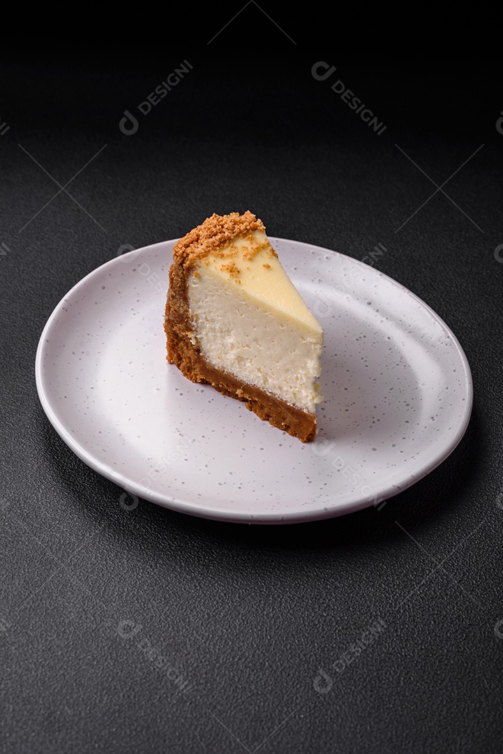 Delicioso bolo de cheesecake doce em fundo de concreto texturizado. Deliciosa sobremesa de café da manhã