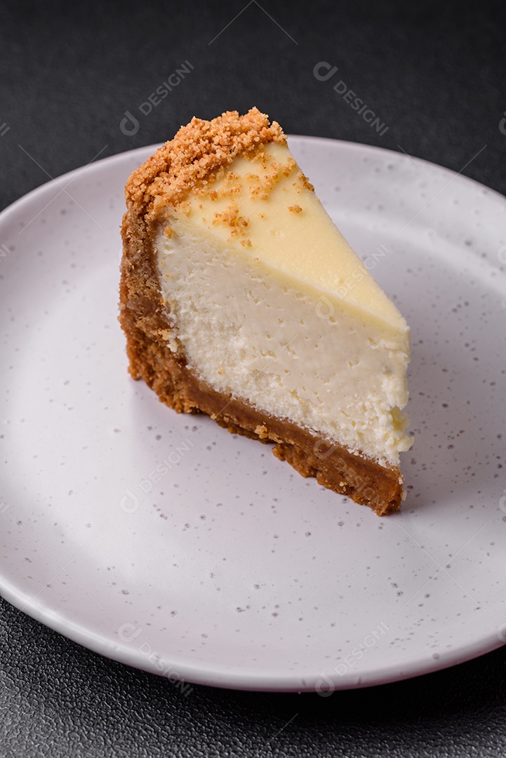 Delicioso bolo de cheesecake doce em fundo de concreto texturizado. Deliciosa sobremesa de café da manhã