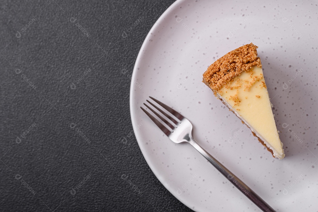 Delicioso bolo de cheesecake doce em fundo de concreto texturizado. Deliciosa sobremesa de café da manhã