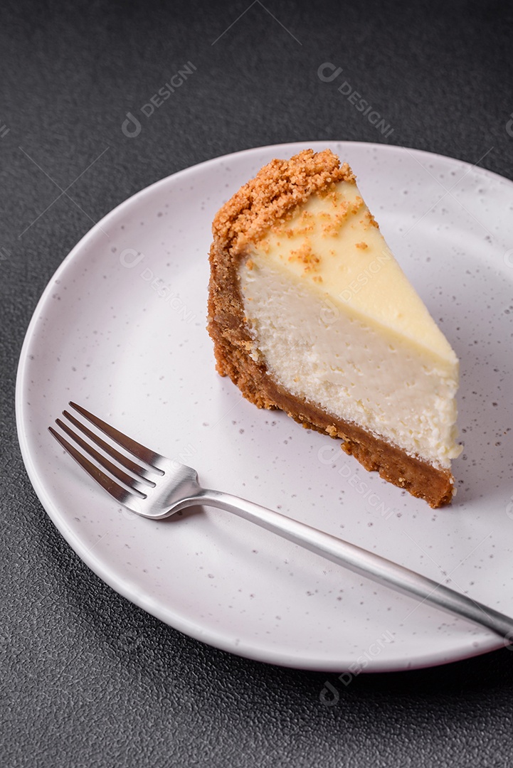 Delicioso bolo de cheesecake doce em fundo de concreto texturizado. Deliciosa sobremesa de café da manhã