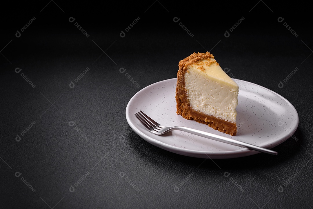 Delicioso bolo de cheesecake doce em fundo de concreto texturizado. Deliciosa sobremesa de café da manhã