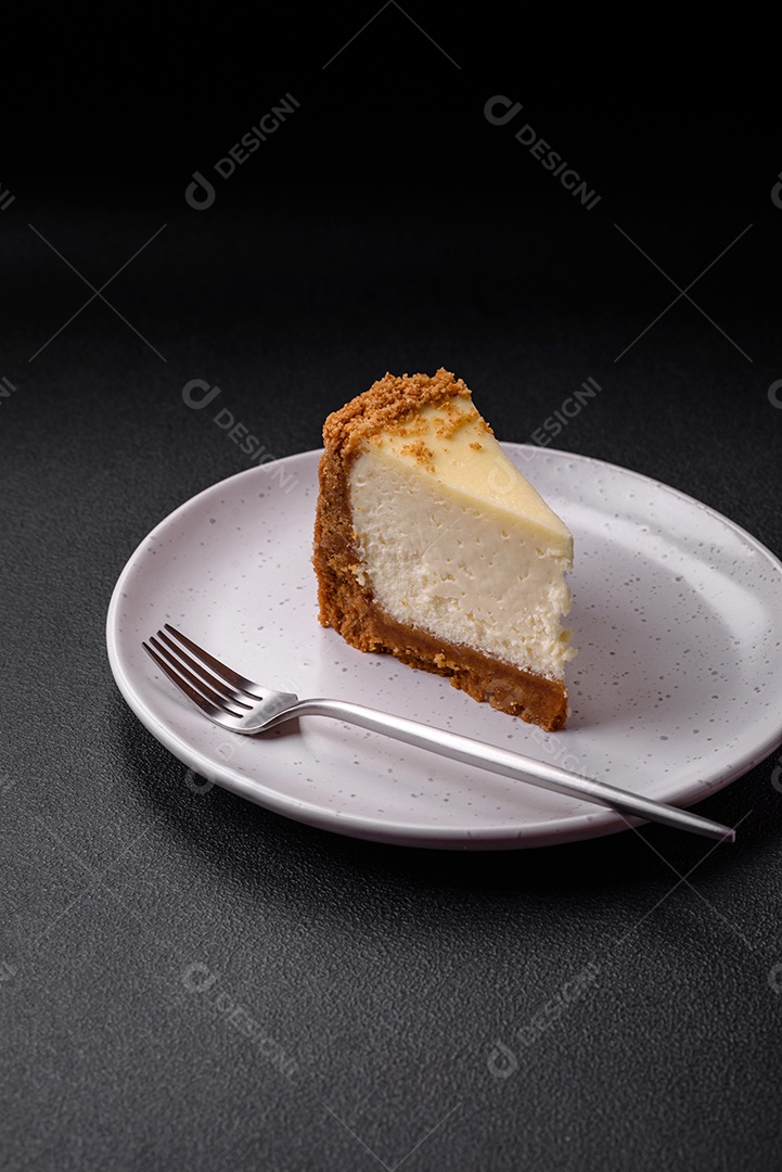 Delicioso bolo de cheesecake doce em fundo de concreto texturizado. Deliciosa sobremesa de café da manhã