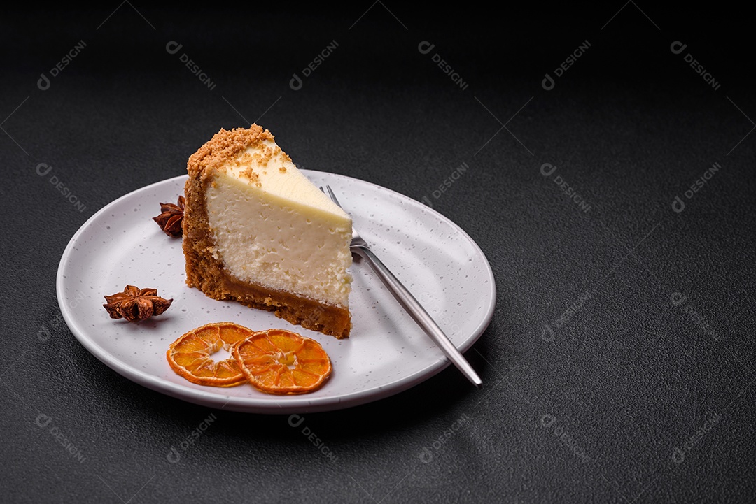 Delicioso bolo de cheesecake doce em fundo de concreto texturizado. Deliciosa sobremesa de café da manhã