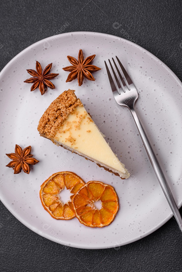 Delicioso bolo de cheesecake doce em fundo de concreto texturizado. Deliciosa sobremesa de café da manhã