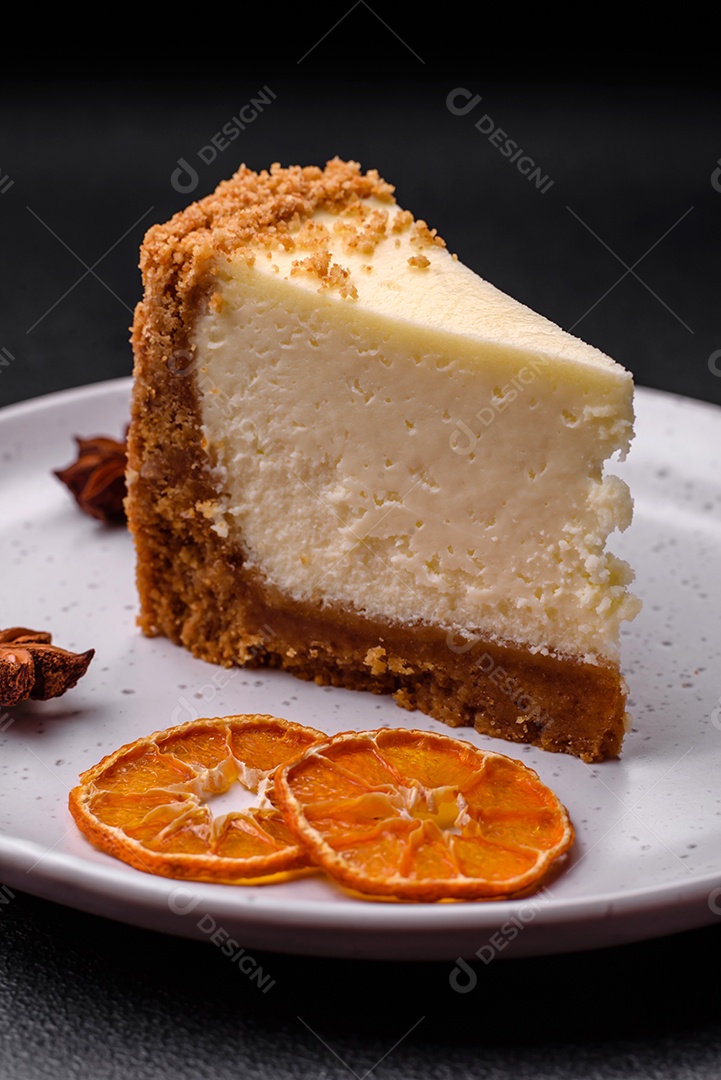 Delicioso bolo de cheesecake doce em fundo de concreto texturizado. Deliciosa sobremesa de café da manhã