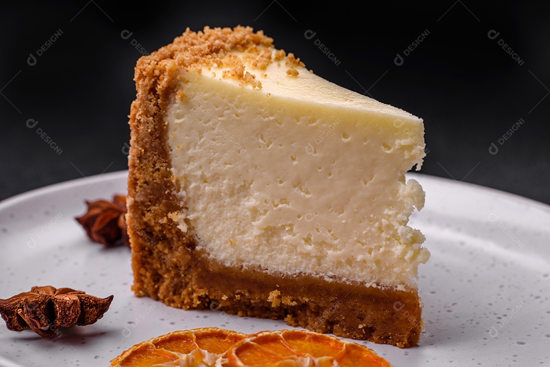 Delicioso bolo de cheesecake doce em fundo de concreto texturizado. Deliciosa sobremesa de café da manhã