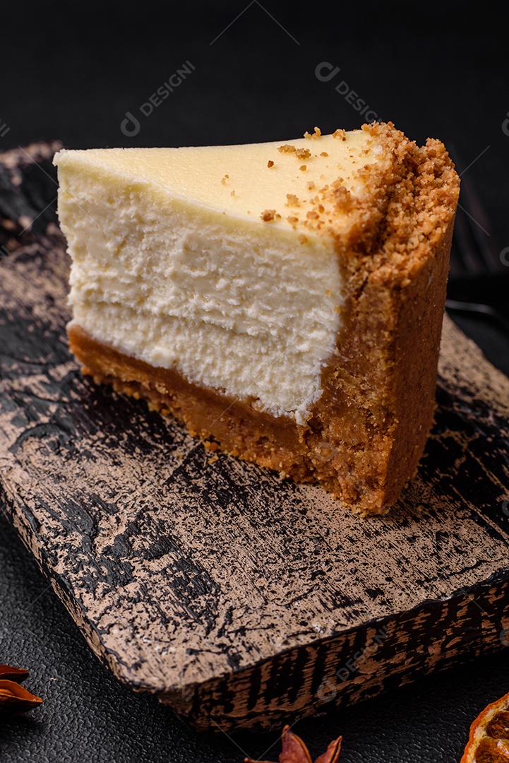 Delicioso bolo de cheesecake doce em fundo de concreto texturizado. Deliciosa sobremesa de café da manhã