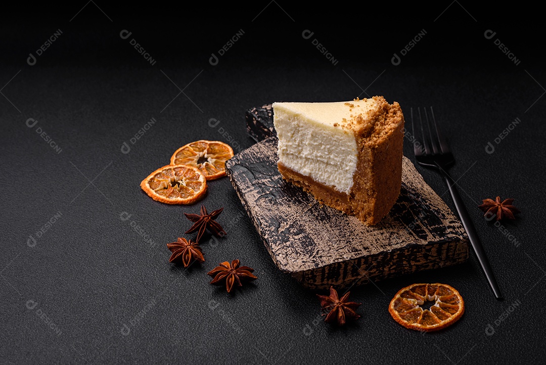 Delicioso bolo de cheesecake doce em fundo de concreto texturizado. Deliciosa sobremesa de café da manhã
