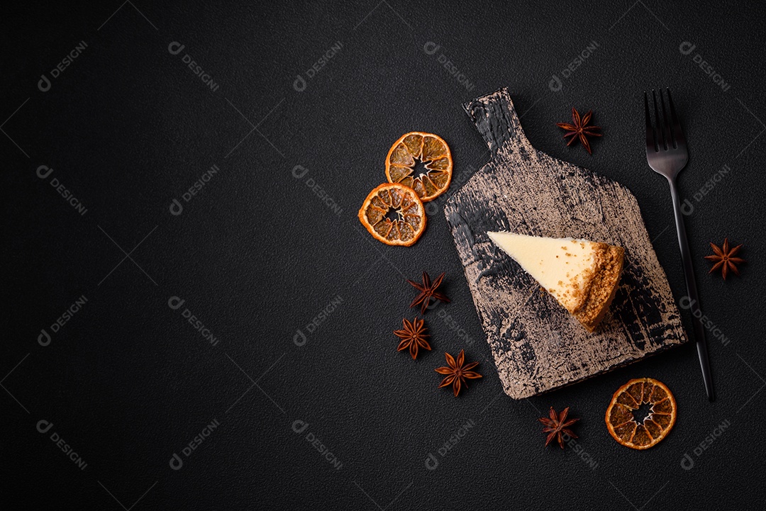 Delicioso bolo de cheesecake doce em fundo de concreto texturizado. Deliciosa sobremesa de café da manhã