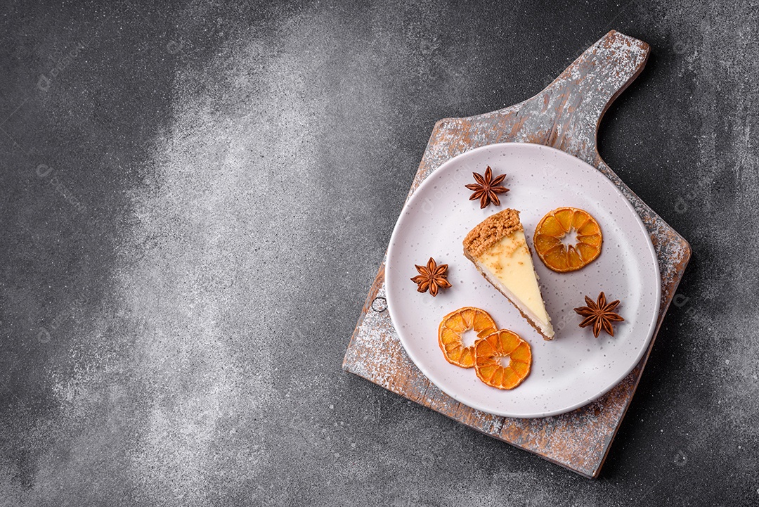 Delicioso bolo de cheesecake doce em fundo de concreto texturizado. Deliciosa sobremesa de café da manhã