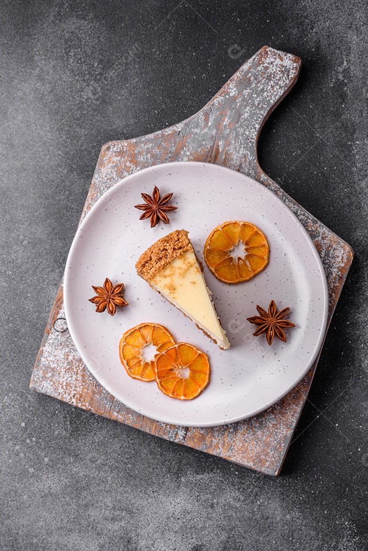 Delicioso bolo de cheesecake doce em fundo de concreto texturizado. Deliciosa sobremesa de café da manhã