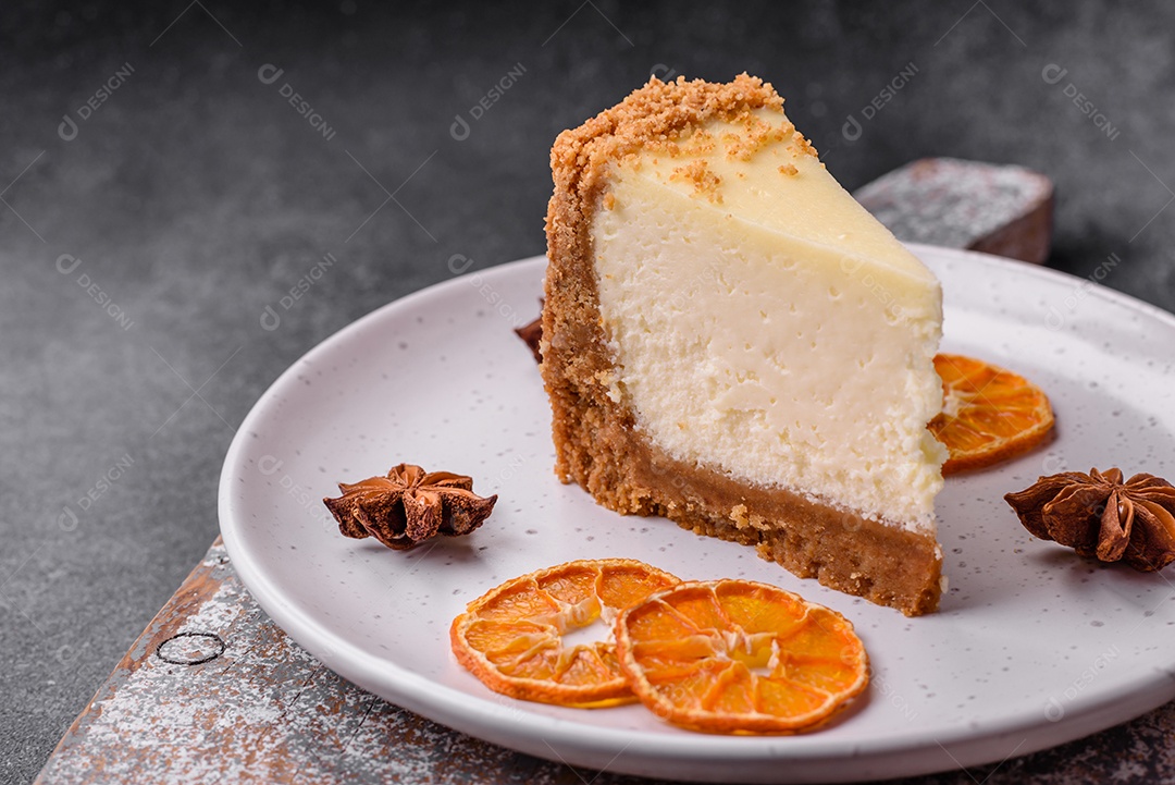 Delicioso bolo de cheesecake doce em fundo de concreto texturizado. Deliciosa sobremesa de café da manhã