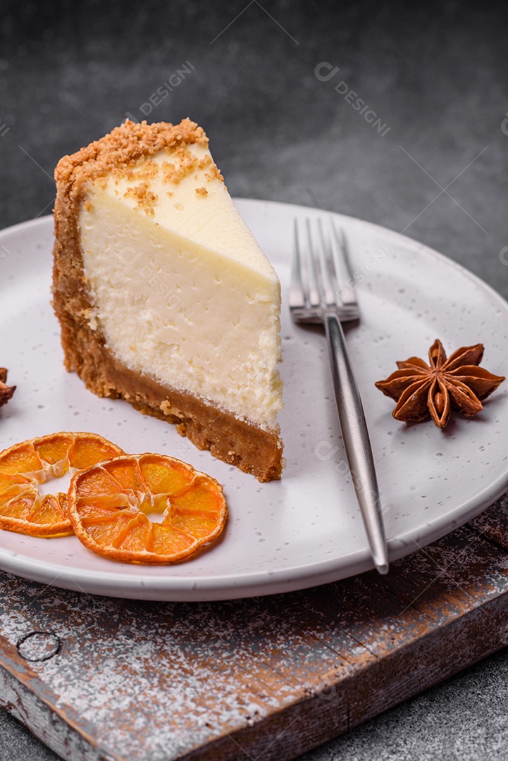 Delicioso bolo de cheesecake doce em fundo de concreto texturizado. Deliciosa sobremesa de café da manhã