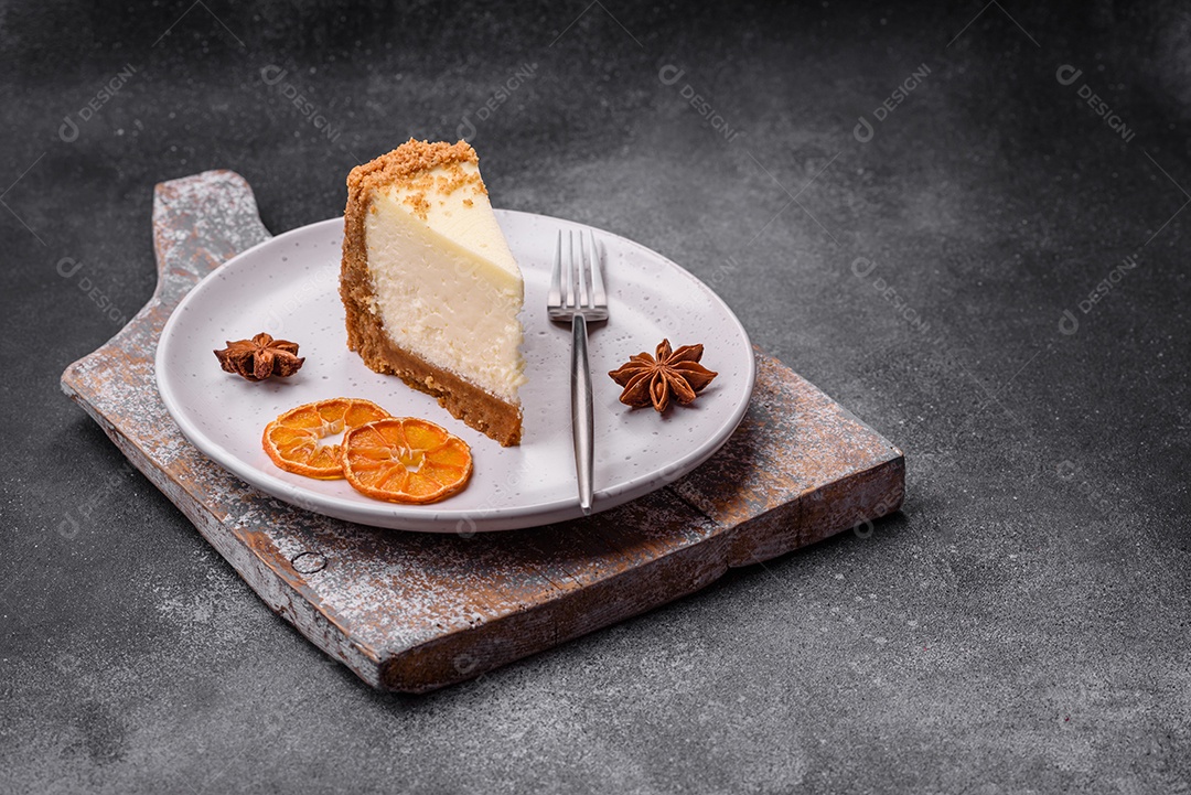 Delicioso bolo de cheesecake doce em fundo de concreto texturizado. Deliciosa sobremesa de café da manhã