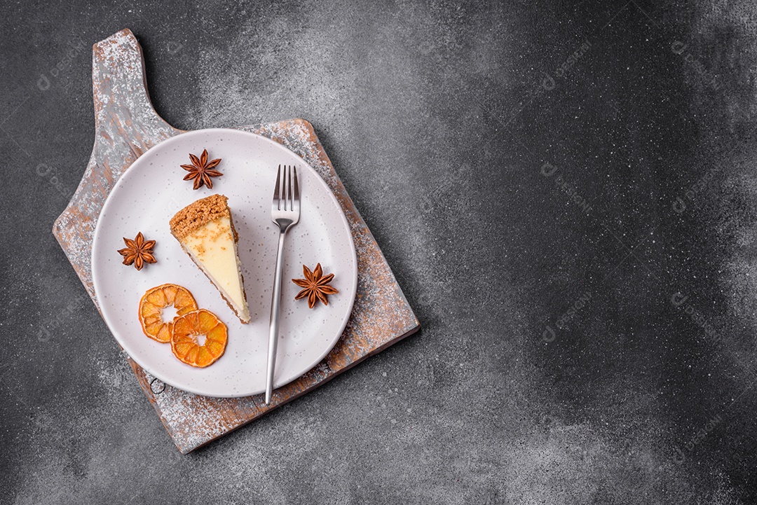 Delicioso bolo de cheesecake doce em fundo de concreto texturizado. Deliciosa sobremesa de café da manhã