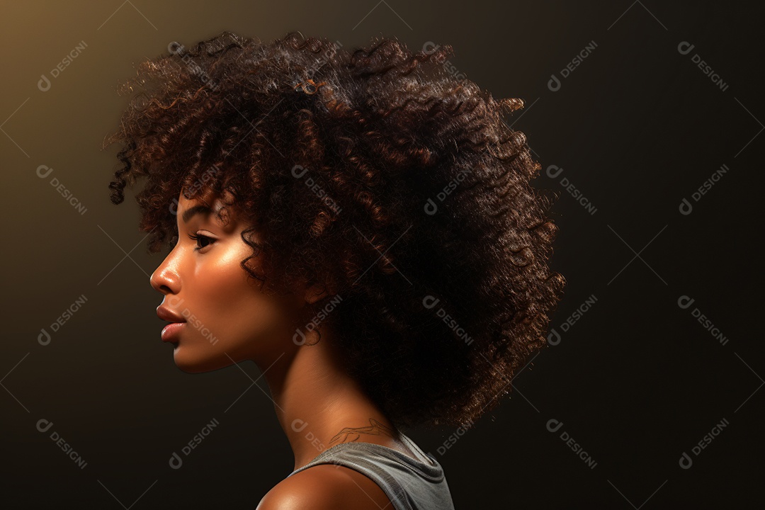 Mulher linda jovem negra sobre fundo isolado