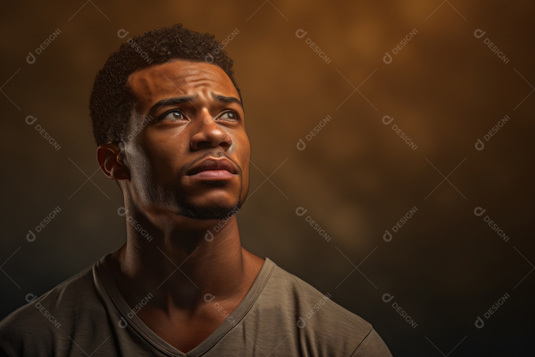 Homem jovem negro sobre fundo isolado