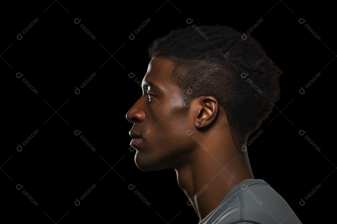 Homem jovem negro sobre fundo isolado