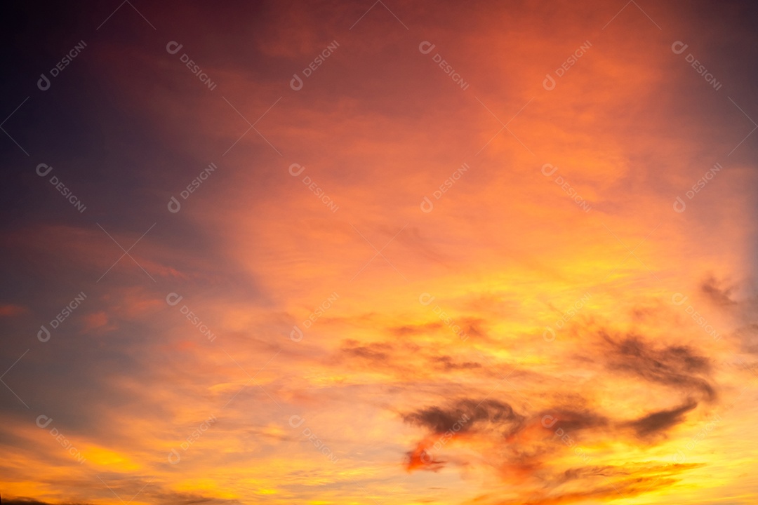 Lindo gradiente suave de luxo com nuvens douradas laranja e luz solar no céu azul perfeito para o fundo