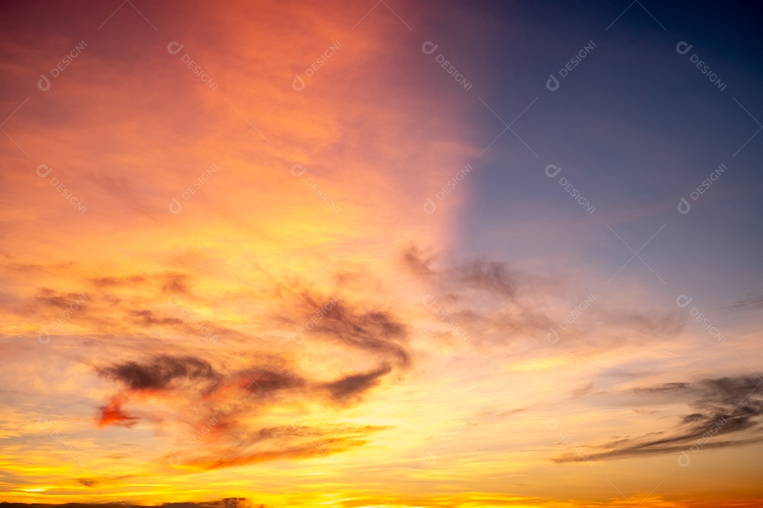 Lindo gradiente suave de luxo com nuvens douradas laranja e luz solar no céu azul perfeito para o fundo