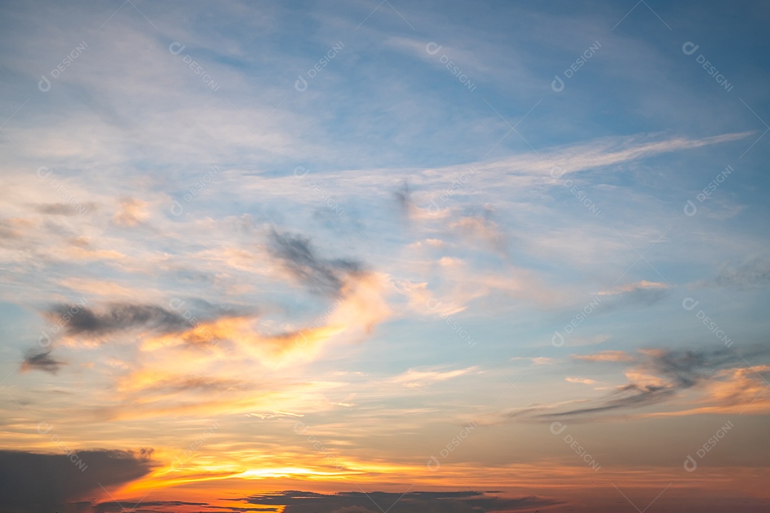 Lindo gradiente suave de luxo com nuvens douradas laranja e luz solar no céu azul perfeito para o fundo