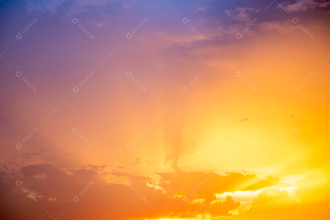 Lindo gradiente suave de luxo com nuvens douradas laranja e luz solar no céu azul perfeito para o fundo