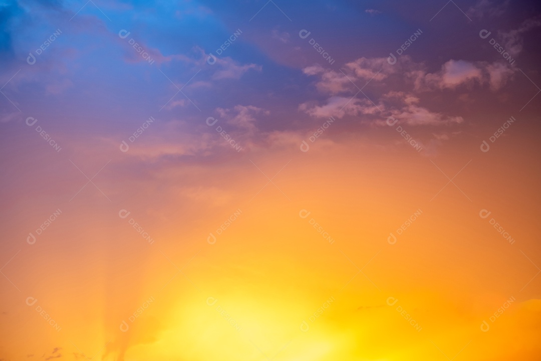 Lindo gradiente suave de luxo com nuvens douradas laranja e luz solar no céu azul perfeito para o fundo